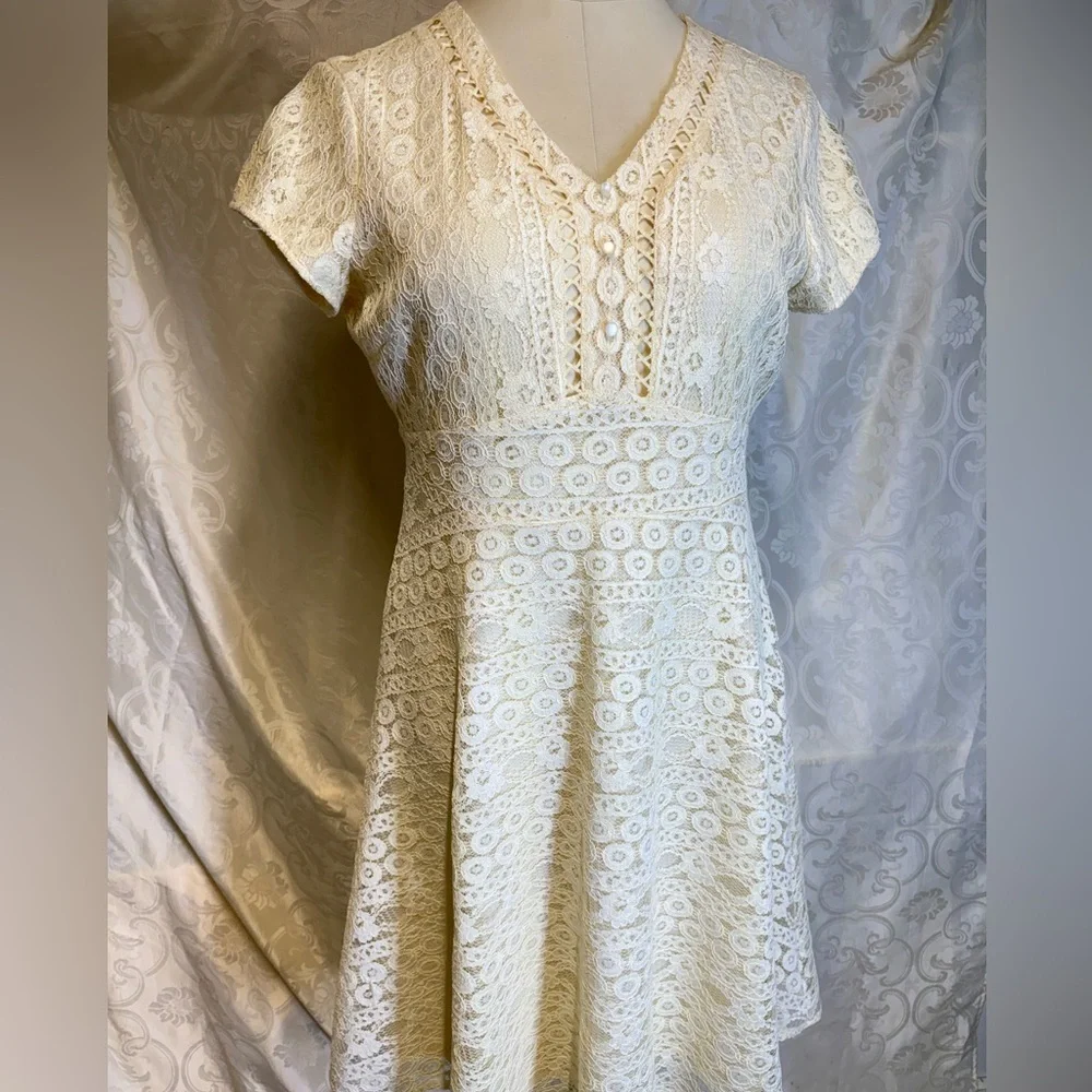 Cream/pale yellow - lace dress from the brand De Collection. Size XL